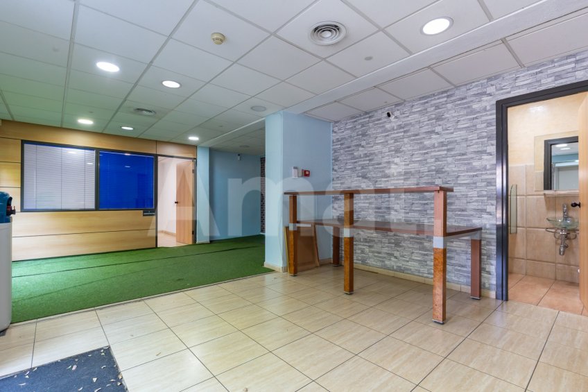 Large duplex commercial premises on Travessera de Dalt

