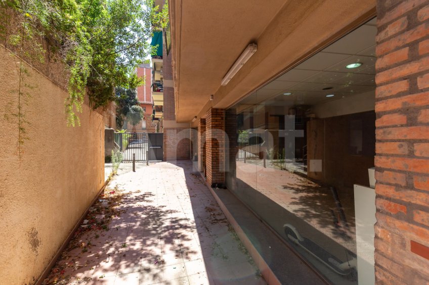Large duplex commercial premises on Travessera de Dalt
 -12