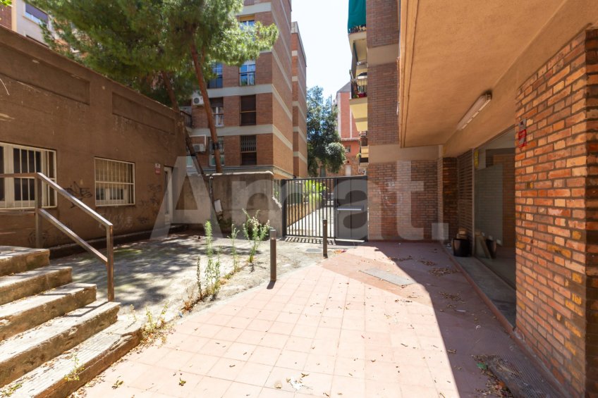 Large duplex commercial premises on Travessera de Dalt
 -13