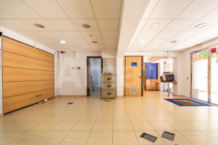 Large duplex commercial premises on Travessera de Dalt
 -18