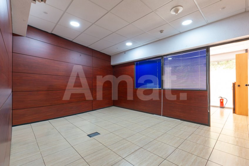 Large duplex commercial premises on Travessera de Dalt
 -25