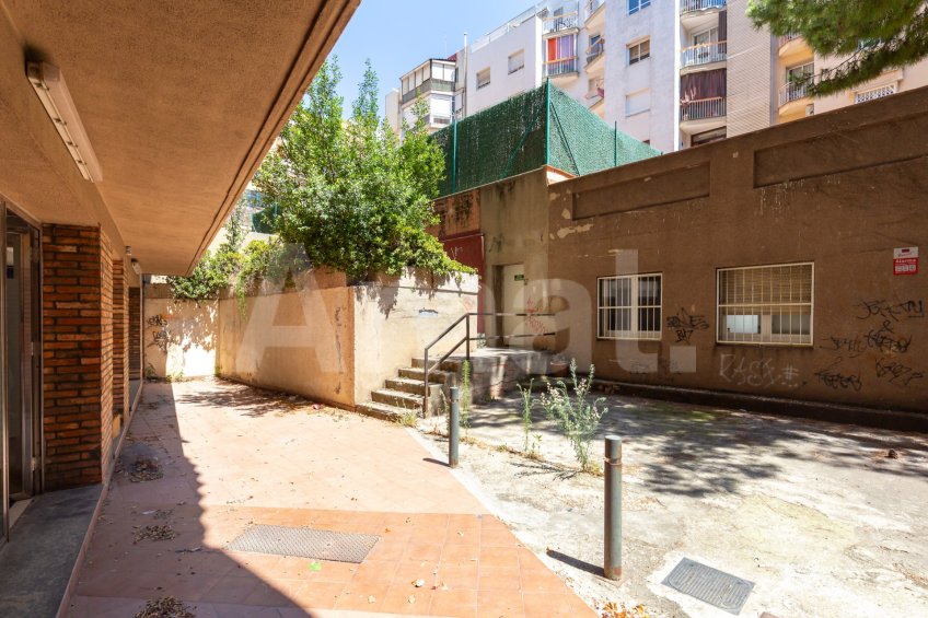 Large duplex commercial premises on Travessera de Dalt
 -5