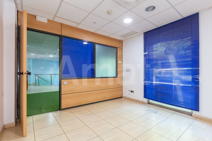 Large duplex commercial premises on Travessera de Dalt
 -8