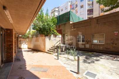 Large duplex commercial premises on Travessera de Dalt
 -5