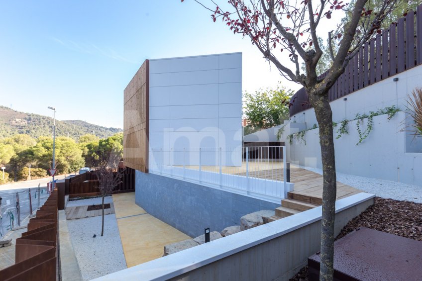 Casa cantonera seminova i de disseny, a Collserola