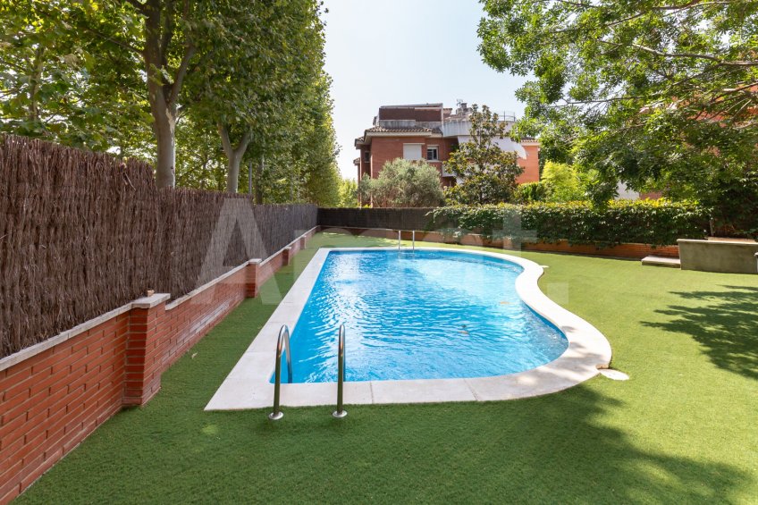 Refurbished fround-floor flat with a large terraces, in Parc Central