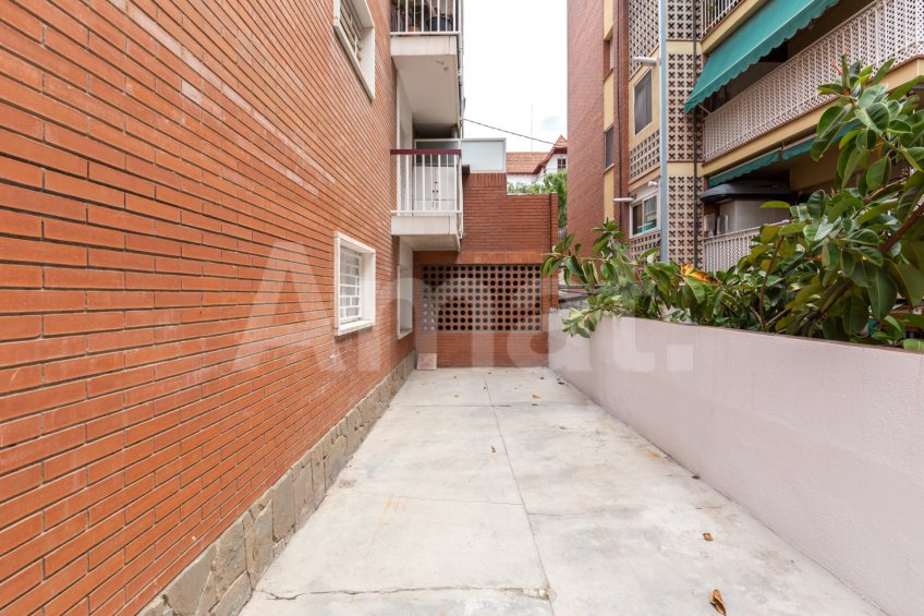 Groundfloor with garden to enjoy and live in -27