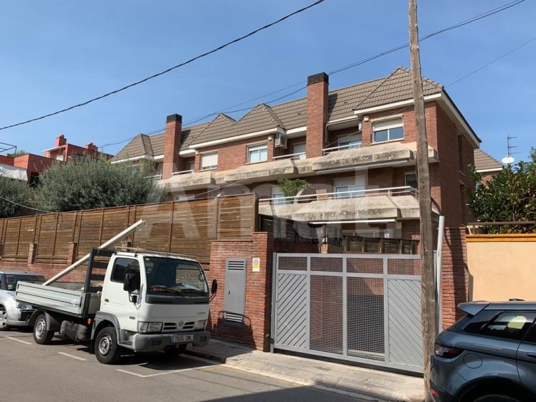 Exclusiva casa adossada cantonera amb jardí privat a Sant Just Desvern -25