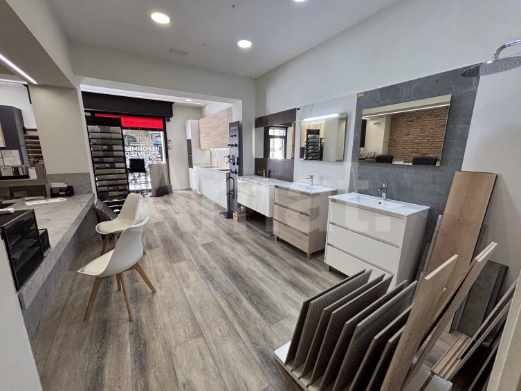 Commercial Premises of 92 sqm, Fully Refurbished and Ready for Business