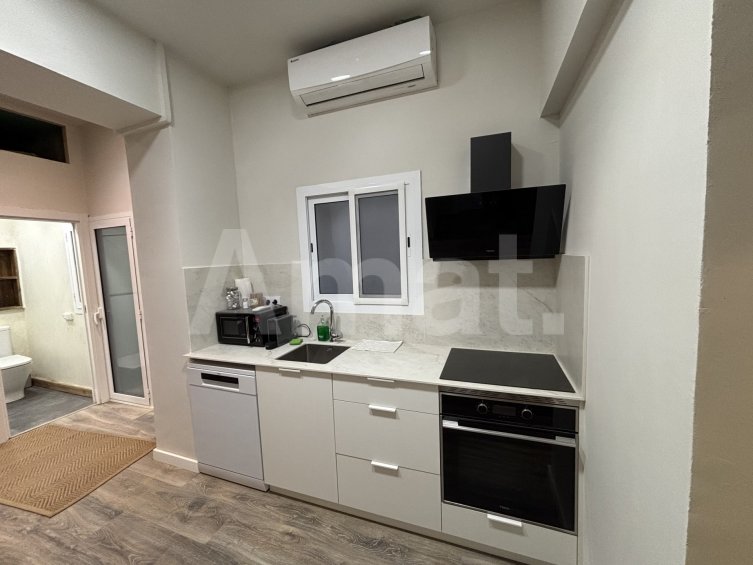 Commercial Premises of 92 sqm, Fully Refurbished and Ready for Business -10