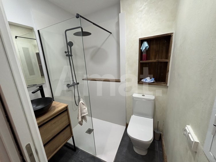 Commercial Premises of 92 sqm, Fully Refurbished and Ready for Business -12
