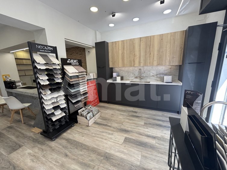 Commercial Premises of 92 sqm, Fully Refurbished and Ready for Business -3