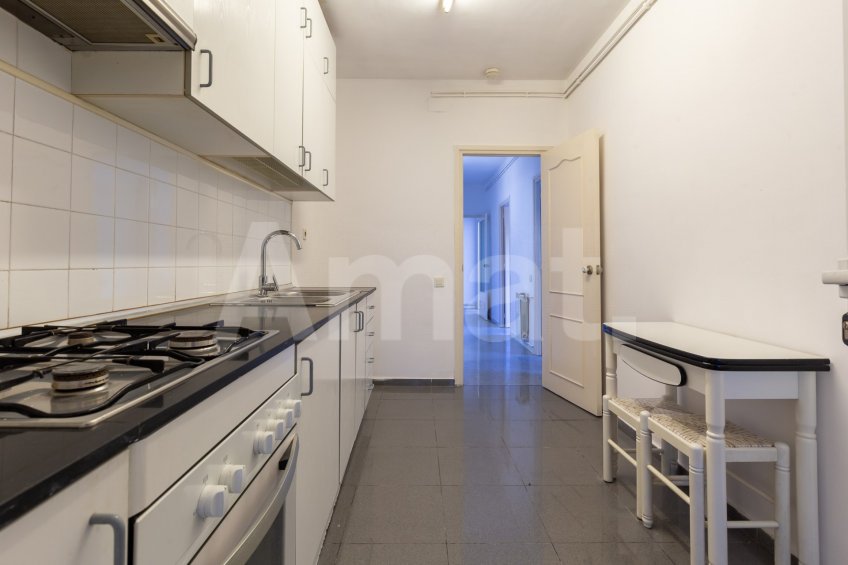 Bright apartment with balcony, in La Barceloneta, close to the sea -13