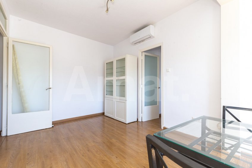 Bright 3-bedroom apartment in Segle XX -4