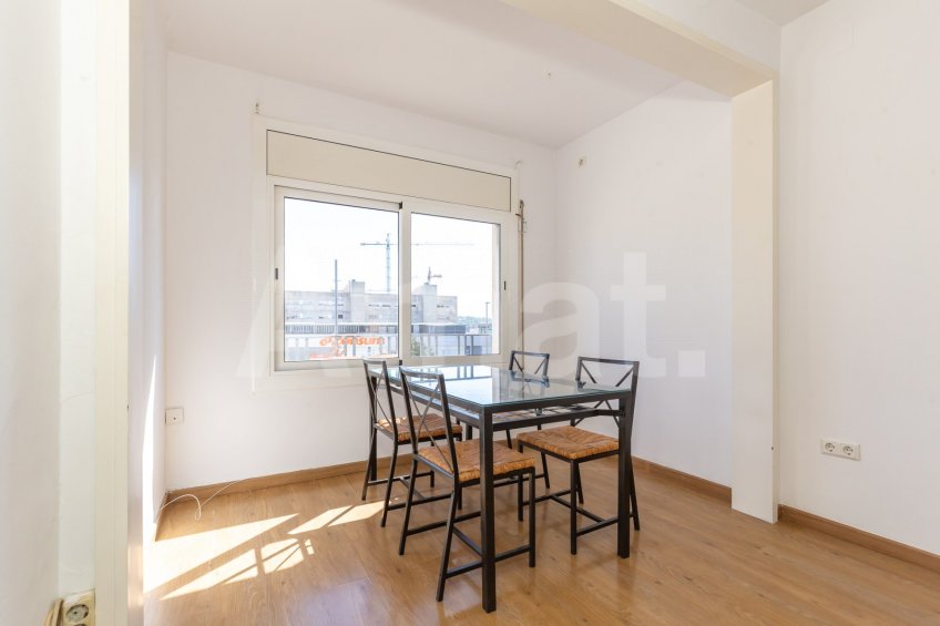 Bright 3-bedroom apartment in Segle XX -5
