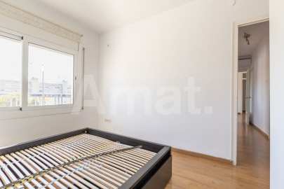 Bright 3-bedroom apartment in Segle XX -17
