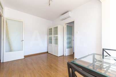 Bright 3-bedroom apartment in Segle XX -4