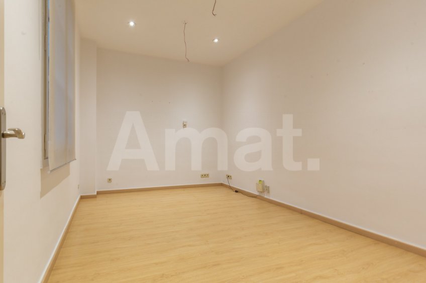 Office on Ronda Universitat with versatile spaces -12