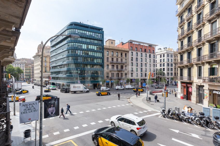 Office on Ronda Universitat with versatile spaces -13