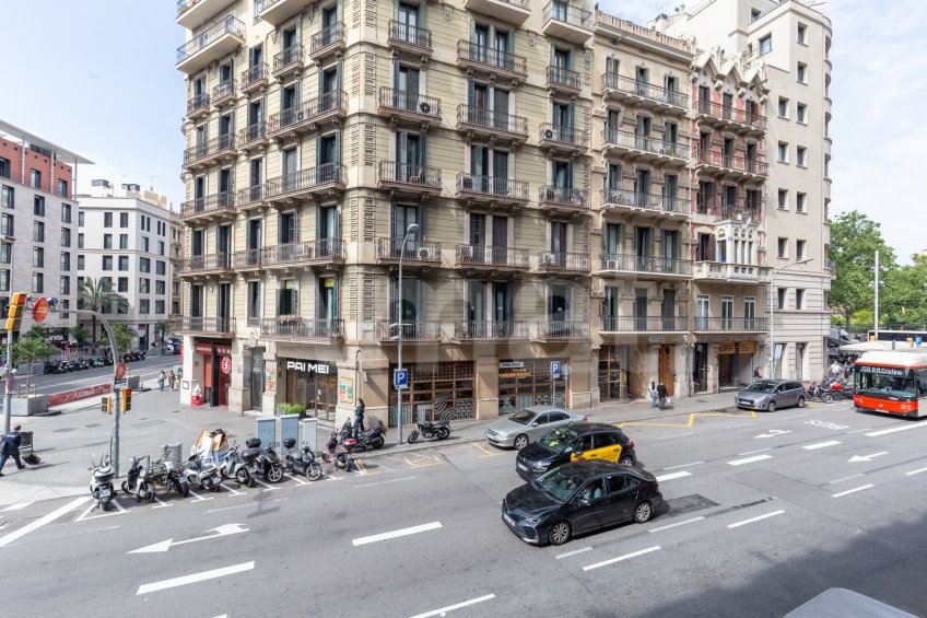 Office on Ronda Universitat with versatile spaces -14
