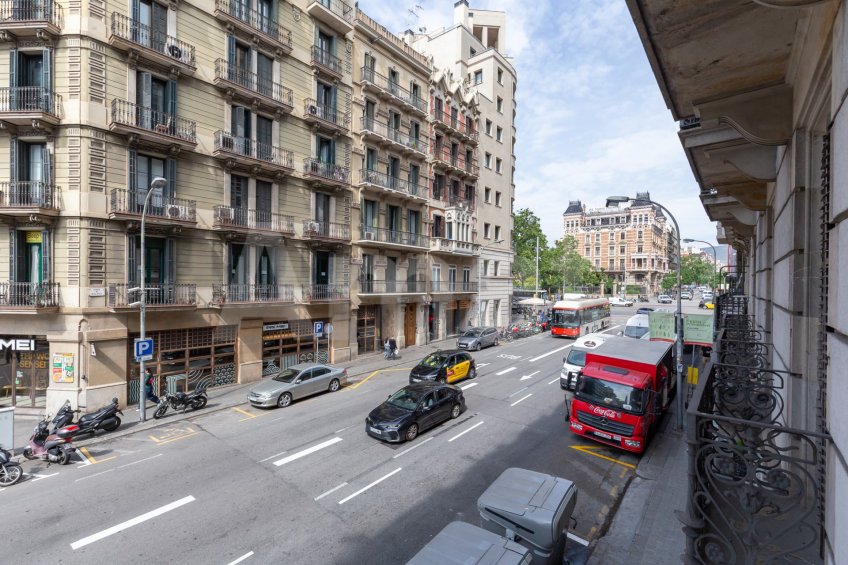 Office on Ronda Universitat with versatile spaces -15