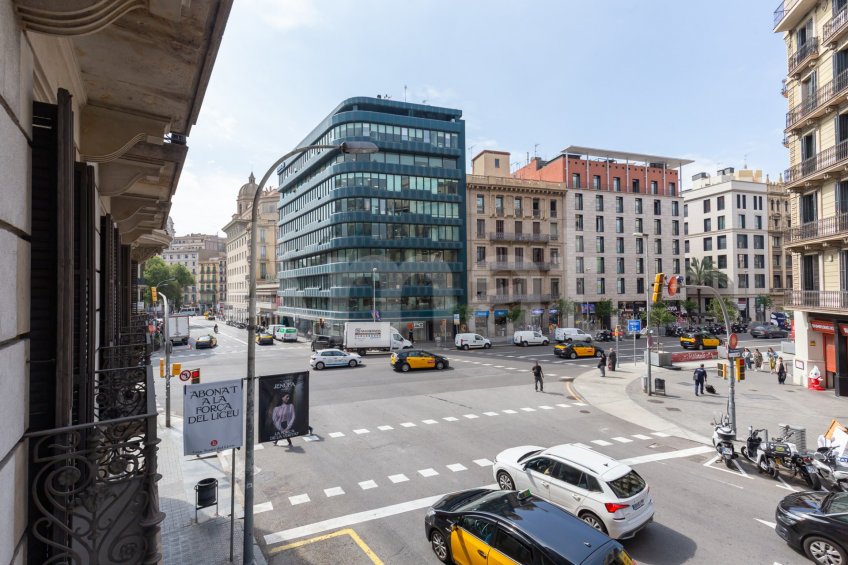 Office on Ronda Universitat with versatile spaces -16