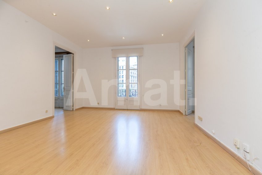 Office on Ronda Universitat with versatile spaces -2