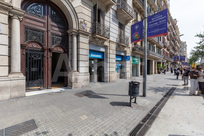 Office on Ronda Universitat with versatile spaces -24