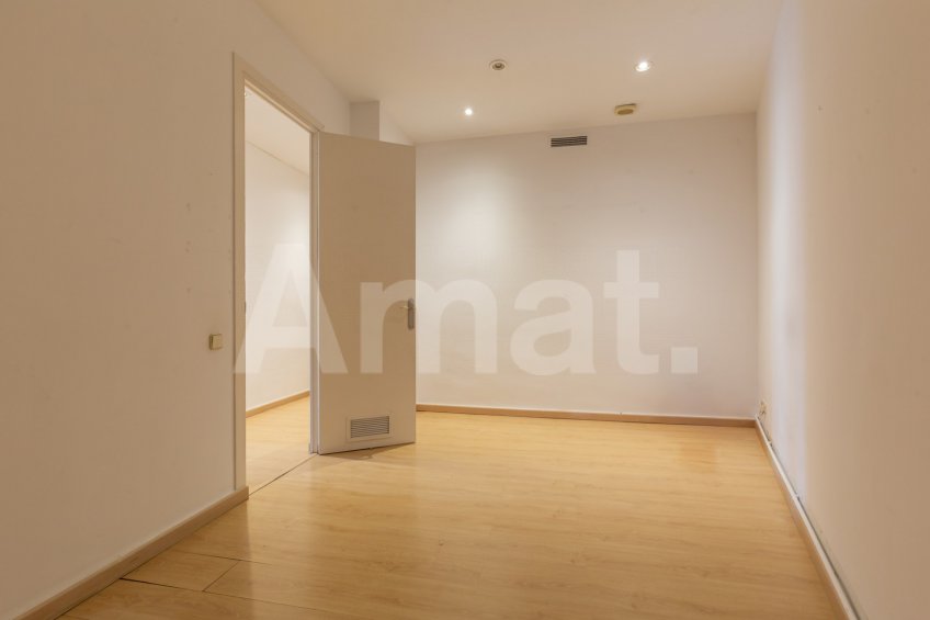 Office on Ronda Universitat with versatile spaces -29