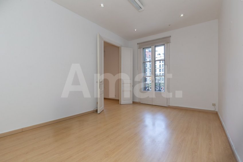Office on Ronda Universitat with versatile spaces -30