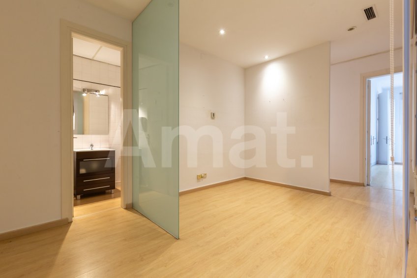 Office on Ronda Universitat with versatile spaces -32