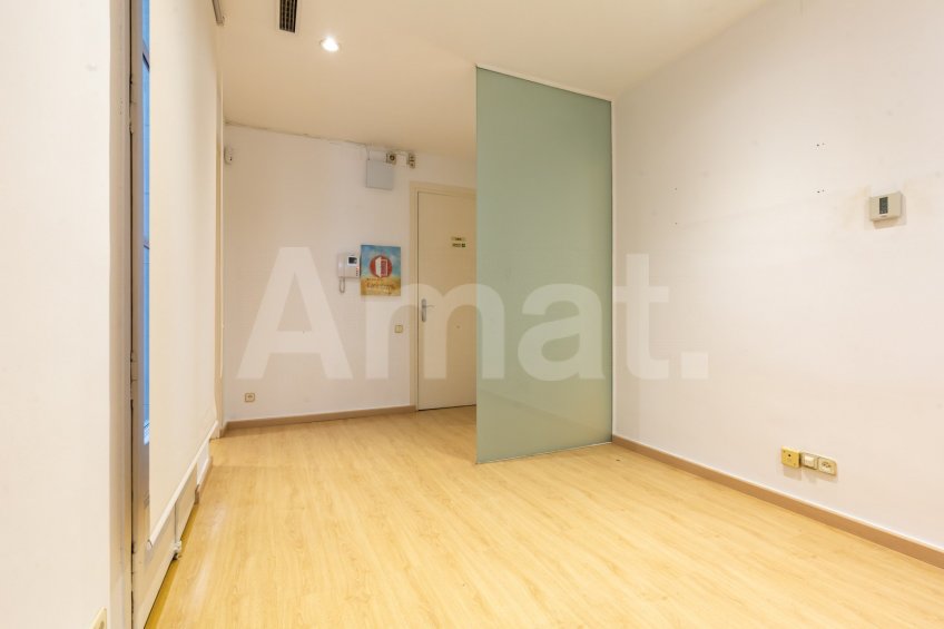 Office on Ronda Universitat with versatile spaces -4