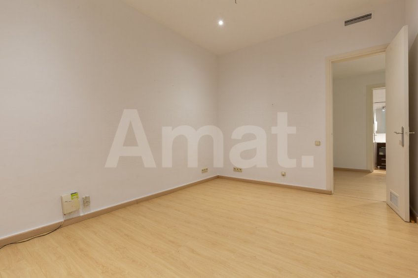 Office on Ronda Universitat with versatile spaces -6