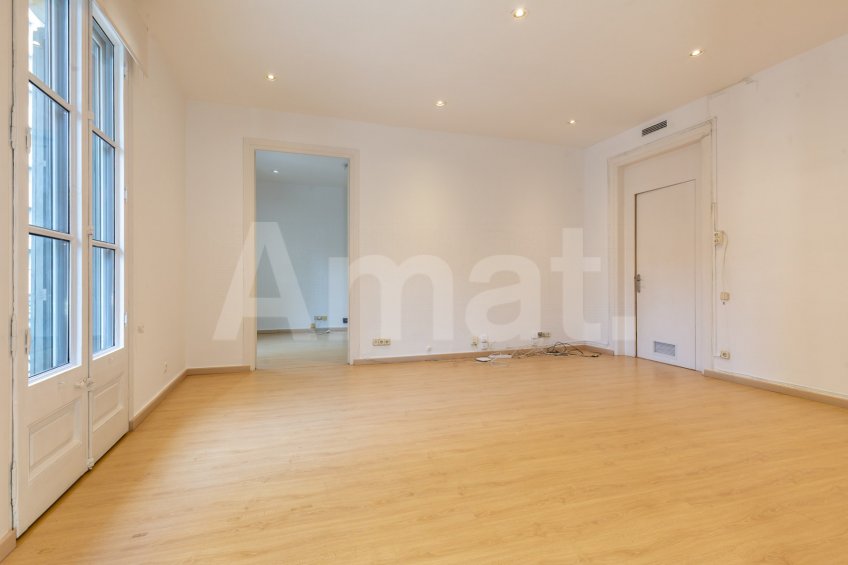 Office on Ronda Universitat with versatile spaces -7