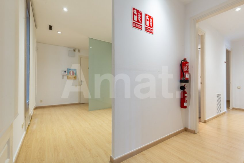 Office on Ronda Universitat with versatile spaces -8