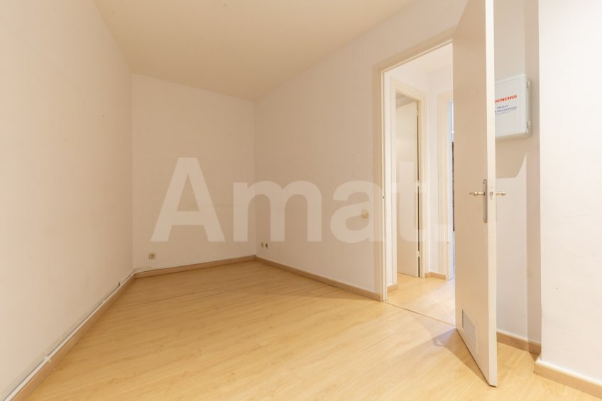 Office on Ronda Universitat with versatile spaces -9