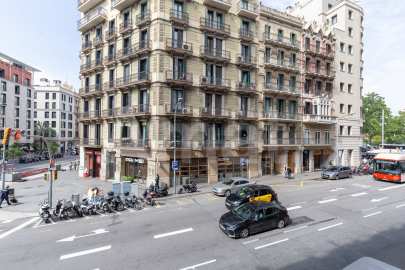 Office on Ronda Universitat with versatile spaces -14