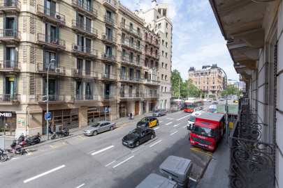 Office on Ronda Universitat with versatile spaces -15