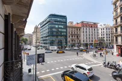 Office on Ronda Universitat with versatile spaces -16
