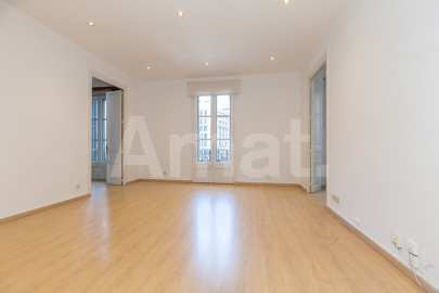 Office on Ronda Universitat with versatile spaces -2