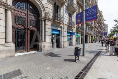 Office on Ronda Universitat with versatile spaces -24