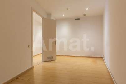 Office on Ronda Universitat with versatile spaces -29