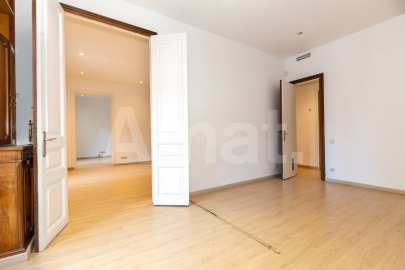 Office on Ronda Universitat with versatile spaces -3