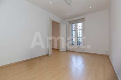 Office on Ronda Universitat with versatile spaces -30