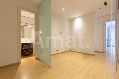 Office on Ronda Universitat with versatile spaces -32