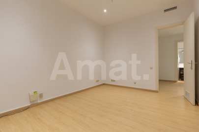 Office on Ronda Universitat with versatile spaces -6