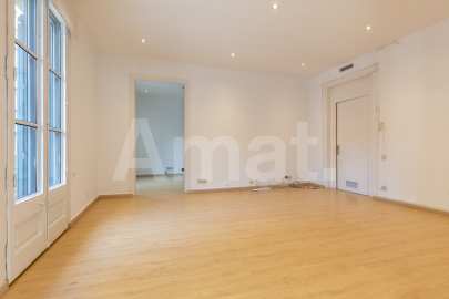 Office on Ronda Universitat with versatile spaces -7