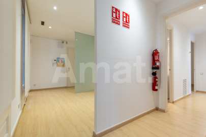 Office on Ronda Universitat with versatile spaces -8