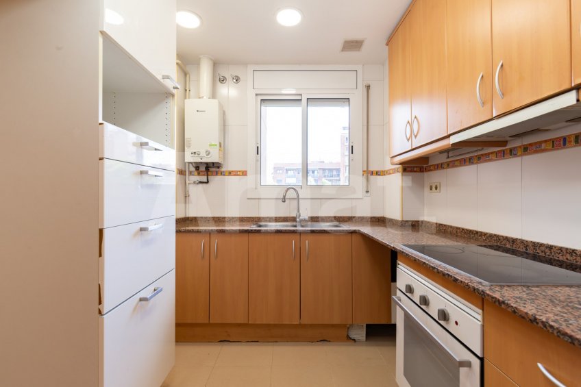 Sunny apartment with terrace, in Sants-Badal -10