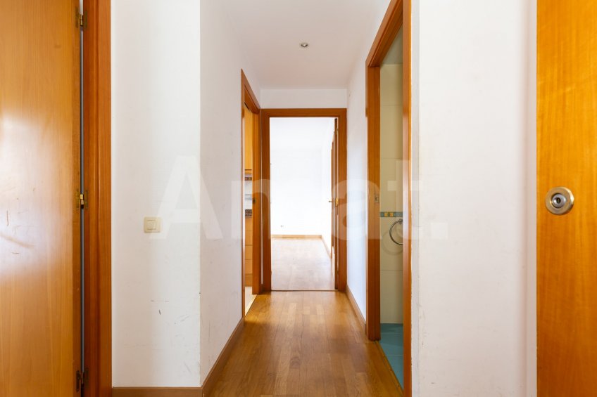 Sunny apartment with terrace, in Sants-Badal -12